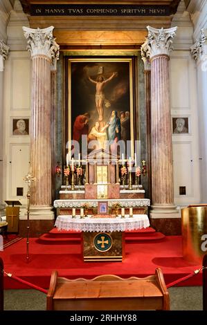 Vienna, Austria.  Collegiate Church of the Holy Cross on Mariahilfer Strasse. Altarpiece oil painting Jesus on the cross by Johann Michael Hess Stock Photo