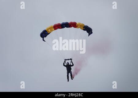 Farnborough, Hants, UK. 17th Aug, 2023. Scenes on the first day of the British Motor Show on Farnborough International Airport OPS: The Lightning Bolts, the ArmyÕs parachute display team fall out of the sky over the Cinch display arena. Credit: Motofoto/Alamy Live News Stock Photo