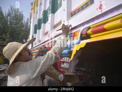 Peshawar, Pakistan. 17th Aug, 2023. A painter paints a truck in Peshawar, Pakistan, Aug. 17, 2023. In Pakistan, painting trucks with vibrant patterns is a popular decorative culture. Credit: Saeed Ahmad/Xinhua/Alamy Live News Stock Photo