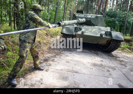 Klietz, Germany. 17th Aug, 2023. A Ukrainian soldier cleans the gun barrel of a Leopard 1 A5 main battle tank with a barrel wiper at the Klietz training area. The Special Training Command trains Ukrainian soldiers in the operation and maintenance of the Leopard 1 A5 main battle tank at the Hub North of the European Union Military Assistance Mission in support of Ukraine (EUMAM UA). The training is provided by soldiers from Germany, the Netherlands and Denmark as well as industry specialists. Credit: Klaus-Dietmar Gabbert/dpa/Alamy Live News Stock Photo