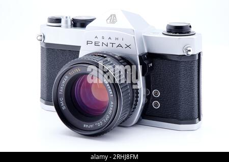 Vintage Asahi Pentax SP1000 35mm film single lens reflex (SLR) camera with the SMC Takumar 55mm f2 lens. Stock Photo