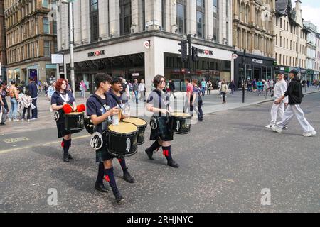 Glasgow, UK. 17th Aug, 2023. With 2 days to go before the start of the 20th Edition of the Glasgow International Piping Festival, visitors to Glasgow city take to al fresco restaurants and cafes while pipe bands give free street performances. Credit Credit: Findlay/Alamy Live News Stock Photo