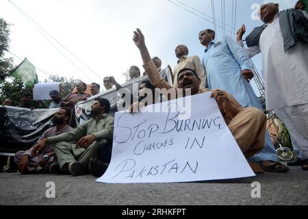 Peshawar, Peshawar, Pakistan. 17th Aug, 2023. Members of the Christian minority hold placards as they shout slogans during a protest against mob attacks that erupted the day before in Jaranwala, near Faisalabad, in Peshawar, Pakistan, 17 August 2023. Armed mobs in Jaranwala targeted two churches and private homes, setting them on fire and causing widespread destruction. The attack was sparked by the discovery of torn pages of the Muslims holy book Koran with alleged blasphemous content near a Christian colony. (Credit Image: © Hussain Ali/ZUMA Press Wire) EDITORIAL USAGE ONLY! Not for Commerc Stock Photo