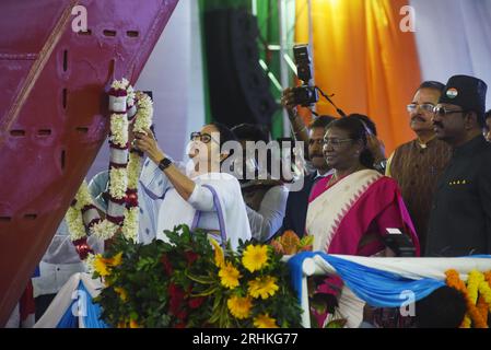 Indian President Droupadi Murmu, front and Indian Prime Minister ...