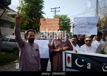 Peshawar, Peshawar, Pakistan. 17th Aug, 2023. Members of the Christian minority hold placards as they shout slogans during a protest against mob attacks that erupted the day before in Jaranwala, near Faisalabad, in Peshawar, Pakistan, 17 August 2023. Armed mobs in Jaranwala targeted two churches and private homes, setting them on fire and causing widespread destruction. The attack was sparked by the discovery of torn pages of the Muslims holy book Koran with alleged blasphemous content near a Christian colony. (Credit Image: © Hussain Ali/ZUMA Press Wire) EDITORIAL USAGE ONLY! Not for Commerc Stock Photo