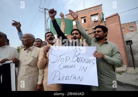 Peshawar, Peshawar, Pakistan. 17th Aug, 2023. Members of the Christian minority hold placards as they shout slogans during a protest against mob attacks that erupted the day before in Jaranwala, near Faisalabad, in Peshawar, Pakistan, 17 August 2023. Armed mobs in Jaranwala targeted two churches and private homes, setting them on fire and causing widespread destruction. The attack was sparked by the discovery of torn pages of the Muslims holy book Koran with alleged blasphemous content near a Christian colony. (Credit Image: © Hussain Ali/ZUMA Press Wire) EDITORIAL USAGE ONLY! Not for Commerc Stock Photo