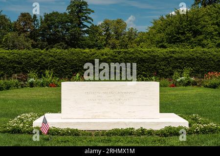 Franklin D. Roosevelt & Eleanor Roosevelt's Grave Site Home of Franklin D. Roosevelt National Historic Site   Hyde Park, New York, USA Stock Photo