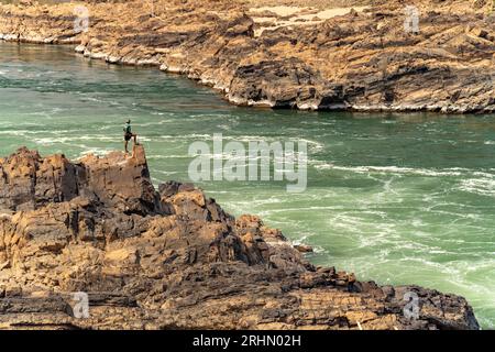 Fischer bei den Mekongfällen Nam Tok Khon Phapheng, Si Phan Don, Provinz Champasak, Laos, Asien  |  Fisherman at the Khon Phapheng Waterfalls at The M Stock Photo