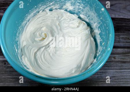 Mixing Whipped Cream in a Stand Mixer with a Whisk Attachment: Heavy  whipping cream mixed with a stand mixer wire whisk Stock Photo - Alamy