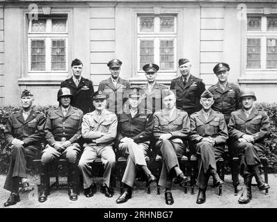AMERICAN EUROPEAN THEATRE COMMANDERS about 1945, Seated from left:  Generals William H. Simpson,George S.Patton,Carl A. Spatz,Dwiught D. Eisenhower, Omar Bradley,Courtney H. Hodges, Leonard T. Gerow. Standing from left: Generals Ralph F. Stearly,Hoyt Vandenberg, Walter Bedell Smith, Otto P. Weyland, Richard E. Nugent. Stock Photo