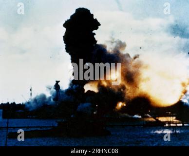 PEARL HARBOUR 7 December 1941.  Forward magazines of the American battleship USS Arizona (BB-39) explode just after 08.00 hours during the Japanese attack Stock Photo