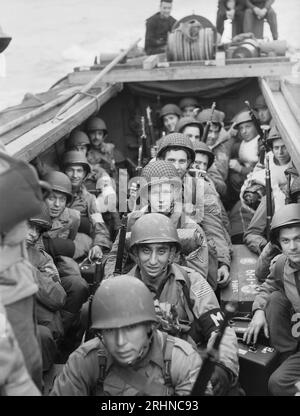 OPERATION TORCH  American soldiers on a landing craft heading for the beech at Oran, Algeria in November 1942 Stock Photo