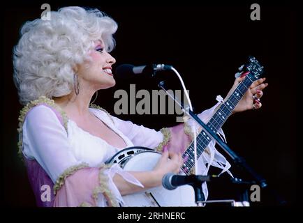 In spite of her very long fingernails, Dolly Parton plays the banjo in concert somewhere in the Midwest in 1978 Stock Photo