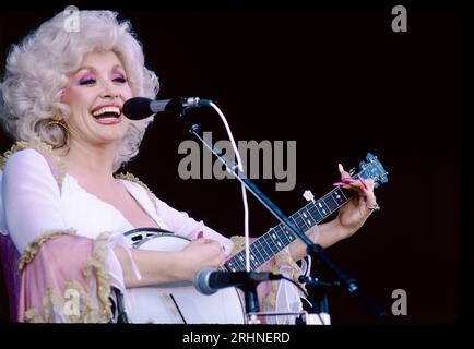 In spite of her very long fingernails, Dolly Parton plays the banjo in concert somewhere in the Midwest in 1978 Stock Photo