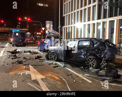 Cologne, Germany. 18th Aug, 2023. Accident vehicles pile up in downtown Cologne. According to police, several people were probably injured in an accident involving around ten vehicles on Friday evening. Credit: Petra Albers/dpa/Alamy Live News Stock Photo