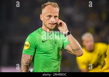 Breda, Netherlands. 18th Aug, 2023. BREDA, NETHERLANDS - AUGUST 18: referee Nick Smit during the Dutch Keuken Kampioen Divisie match between NAC Breda and Jong AZ at Rat Verlegh Stadion on August 18, 2023 in Breda, Netherlands. (Photo by Gabriel Calvino Alonso/Orange Pictures) Credit: Orange Pics BV/Alamy Live News Stock Photo