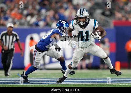 LANDOVER, MD - DECEMBER 18: New York Giants defensive back Cor'Dale Flott  (28) peeks into the backfield during the New York Giants game versus the  Washington Commanders on December 18, 2022, at