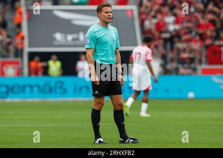 Leverkusen, Deutschland. 19th Aug, 2023. Referee Dr. Felix BRYCH. Leverkusen, Soccer 1st Bundesliga/1st matchday, matchday 1, Bayer Leverkusen - RB Leipzig, August 19th, 2023, BayArena, Leverkusen. #DFL regulations prohibit any use of photographs as image sequences and/or quasi-video # Credit: dpa/Alamy Live News Stock Photo