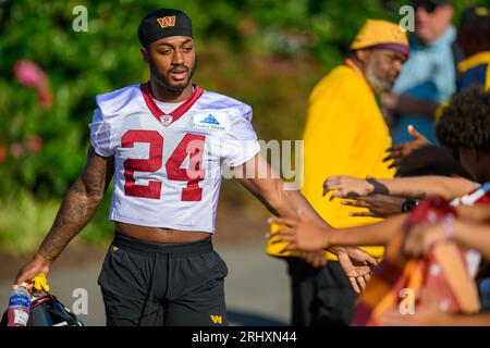 Washington Commanders running back Antonio Gibson warms up before an NFL  football game against the Houston Texans Sunday, Nov. 20, 2022, in Houston.  (AP Photo/David J. Phillip Stock Photo - Alamy