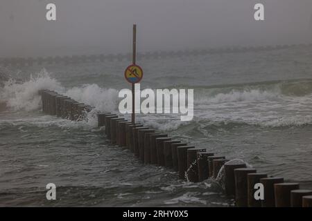 Wroclaw, Wroclaw, Poland. 19th Aug, 2023. A rare sight in this area, i.e. fog over the Baltic Sea. It is related to the phenomenon of upwelling, i.e. bringing cool water from the lower layers of the sea to its surface. (Credit Image: © Krzysztof Zatycki/ZUMA Press Wire) EDITORIAL USAGE ONLY! Not for Commercial USAGE! Stock Photo