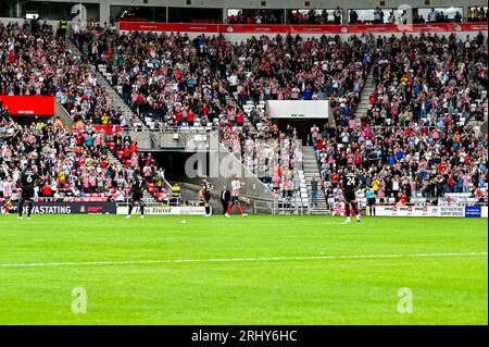 Sunderland AFC midfielder Jobe Bellingham receives a standing ovation from the home supporters when being substituted. Stock Photo