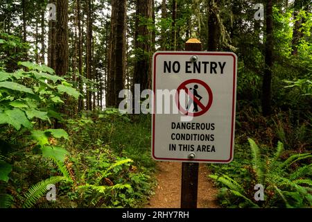 'No Entry - Dangerous Conditions in this Area' sign at Oregon's Natural Bridges,  Samuel Boardman State Park Stock Photo