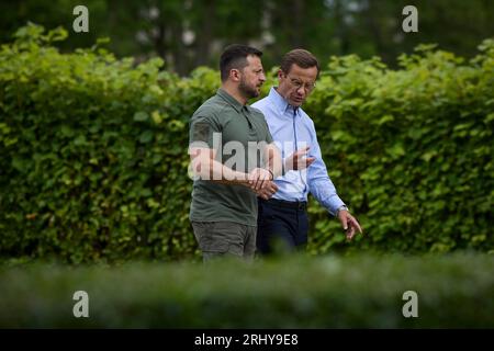 Flen, Sweden. 19th Aug, 2023. Swedish Prime Minister Ulf Kristersson, right, walks with Ukrainian President Volodymyr Zelenskyy, left, during a bilateral meeting at the traditional country of Harpsund, August 19, 203 in Flen, Sweden. Credit: Pool Photo/Ukrainian Presidential Press Office/Alamy Live News Stock Photo