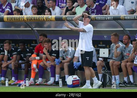 20 August 2023, Lower Saxony, Osnabrück: Soccer: 2nd Bundesliga, VfL Osnabrück - 1. FC Nürnberg, Matchday 3 at the Stadion an der Bremer Brücke. Osnabrück coach Tobias Schweinsteiger gestures on the sidelines. Photo: Friso Gentsch/dpa - IMPORTANT NOTE: In accordance with the requirements of the DFL Deutsche Fußball Liga and the DFB Deutscher Fußball-Bund, it is prohibited to use or have used photographs taken in the stadium and/or of the match in the form of sequence pictures and/or video-like photo series. Stock Photo