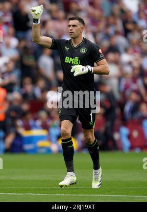Aston Villa goalkeeper Emiliano Martinez warms up on the pitch ahead of the  Premier League match at the Tottenham Hotspur Stadium, London. Picture  date: Sunday January 1, 2023 Stock Photo - Alamy