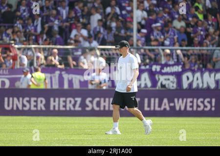 20 August 2023, Lower Saxony, Osnabrück: Soccer: 2nd Bundesliga, VfL Osnabrück - 1. FC Nürnberg, Matchday 3 at Stadion an der Bremer Brücke. Osnabrück coach Tobias Schweinsteiger walks across the pitch. Photo: Friso Gentsch/dpa - IMPORTANT NOTE: In accordance with the requirements of the DFL Deutsche Fußball Liga and the DFB Deutscher Fußball-Bund, it is prohibited to use or have used photographs taken in the stadium and/or of the match in the form of sequence pictures and/or video-like photo series. Stock Photo