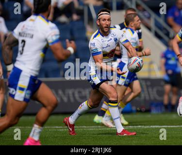 Stefan Ratchford (1) of Warrington Wolves passes the ball Stock Photo ...