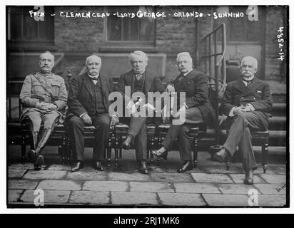 Foch, Clemenceau, Lloyd George, Orlando, Sonnino.  French General Ferdinand Foch, French Prime Minister Georges Benjamin Clemenceau, British Prime Minister David Lloyd George, Italian Prime Minister Vittorio Emanuele Orlando and Italian Minister of Foreign Affairs Baron Sidney Costantino Sonnino.  Between ca. 1915 and ca. 1920. Stock Photo