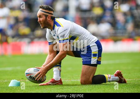Warrington Wolves' Stefan Ratchford lines up a kick at goal Stock Photo ...