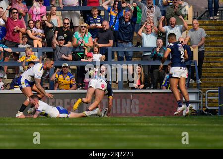 Leeds, UK. 20th Aug, 2023. Nene Macdonald #4 of Leeds Rhinos offloads the ball for James Bentley #11 of Leeds Rhinos to score during the Betfred Super League Round 22 match Leeds Rhinos vs Warrington Wolves at Headingley Stadium, Leeds, United Kingdom, 20th August 2023 (Photo by Steve Flynn/News Images) in Leeds, United Kingdom on 8/20/2023. (Photo by Steve Flynn/News Images/Sipa USA) Credit: Sipa USA/Alamy Live News Stock Photo