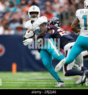 Miami Dolphins running back De'Von Achane (28) runs a play during an ...