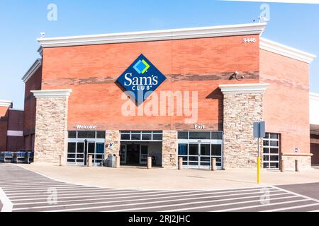 Sam's Club store front, membership-only retail warehouse owned by Walmart Stock Photo