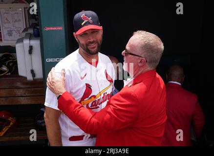 St. Louis, United States. 20th Aug, 2023. Former St. Louis Cardinals player and member of the St. Louis Cardinals Hall of Fame, Mark McGwire says hello to Cardinals pitcher Adam Wainwright following ceremonies at Busch Stadium in St. Louis on Sunday, August 20, 2023. Photo by Bill Greenblatt/UPI Credit: UPI/Alamy Live News Stock Photo