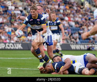 Leeds, UK. 20th Aug, 2023. Rhyse Martin #12 of Leeds Rhinos offloads to Sam Walters #22 of Leeds Rhinos during the Betfred Super League Round 22 match Leeds Rhinos vs Warrington Wolves at Headingley Stadium, Leeds, United Kingdom, 20th August 2023 (Photo by Steve Flynn/News Images) in Leeds, United Kingdom on 8/20/2023. (Photo by Steve Flynn/News Images/Sipa USA) Credit: Sipa USA/Alamy Live News Stock Photo