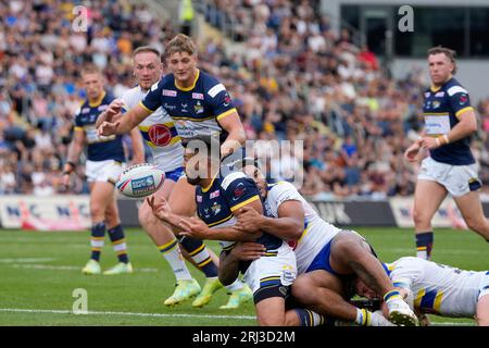 Leeds, UK. 20th Aug, 2023. Rhyse Martin #12 of Leeds Rhinos offloads to Sam Walters #22 of Leeds Rhinos during the Betfred Super League Round 22 match Leeds Rhinos vs Warrington Wolves at Headingley Stadium, Leeds, United Kingdom, 20th August 2023 (Photo by Steve Flynn/News Images) in Leeds, United Kingdom on 8/20/2023. (Photo by Steve Flynn/News Images/Sipa USA) Credit: Sipa USA/Alamy Live News Stock Photo