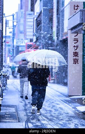 People walk in snow in Tokyo on March 4, 2025. ( The Yomiuri Shimbun ...