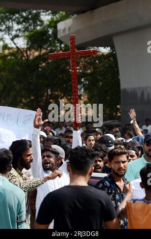 Peshawar, Peshawar, Pakistan. 20th Aug, 2023. Members of the Christian minority hold placards as they shout slogans during a protest against mob attacks that erupted the day before in Jaranwala, near Faisalabad, in Peshawar, Pakistan, 20 August 2023. Armed mobs in Jaranwala targeted two churches and private homes, setting them on fire and causing widespread destruction. The attack was sparked by the discovery of torn pages of the Muslims holy book Koran with alleged blasphemous content near a Christian colony. (Credit Image: © Hussain Ali/ZUMA Press Wire) EDITORIAL USAGE ONLY! Not for Commerc Stock Photo