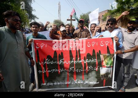 Peshawar, Peshawar, Pakistan. 20th Aug, 2023. Members of the Christian minority hold placards as they shout slogans during a protest against mob attacks that erupted the day before in Jaranwala, near Faisalabad, in Peshawar, Pakistan, 20 August 2023. Armed mobs in Jaranwala targeted two churches and private homes, setting them on fire and causing widespread destruction. The attack was sparked by the discovery of torn pages of the Muslims holy book Koran with alleged blasphemous content near a Christian colony. (Credit Image: © Hussain Ali/ZUMA Press Wire) EDITORIAL USAGE ONLY! Not for Commerc Stock Photo