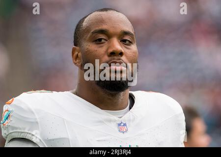 Miami Dolphins defensive tackle Raekwon Davis (98) lines up during