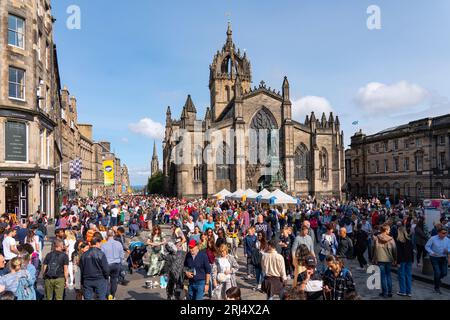 Edinburgh, Scotland, UK. 19th August 2023. Edinburgh Royal Mile very busy during the Fringe Festival. Good weather at the weekend brought thousands of Stock Photo