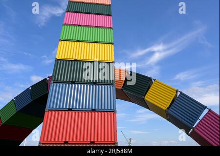 FRANCE, Le Havre port, artwork Container installation Catene des containers by Vincent Ganivet / FRANKREICH, Le Havre Hafen, Catene de Containers Kunstintallation aus gestapelten 20-Fuß Schiffscontainern von Künstler Vincent Ganivet Stock Photo