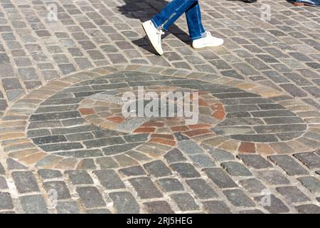 The Heart of Midlothian is located outside St Giles' Cathedral in Edinburgh. The heart marks the location of the entrance to Edinburgh's Old Tolbooth Stock Photo