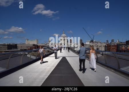 London, UK. 21st August 2023. People walk along Millennium Bridge as sunshine and warm weather return to London after days of wet and cold weather. Credit: Vuk Valcic/Alamy Live News Stock Photo