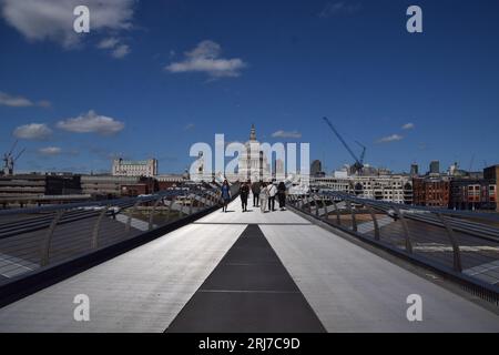 London, UK. 21st August 2023. People walk along Millennium Bridge as sunshine and warm weather return to London after days of wet and cold weather. Credit: Vuk Valcic/Alamy Live News Stock Photo