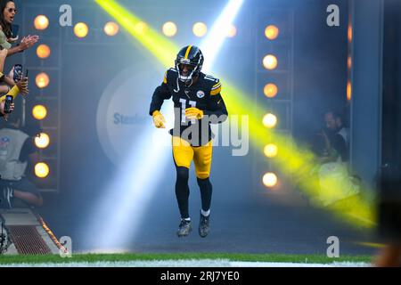 Pittsburgh Steelers wide receiver Allen Robinson II (11) works