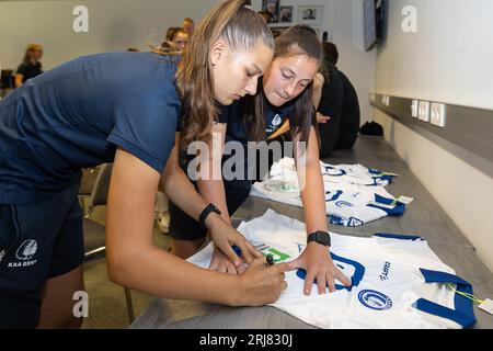 Gent, Belgium. 21st Aug, 2023. Players sign shirts during a press conference to discuss the upcoming season of women's soccer team KAA Gent Ladies, Monday 21 August 2023 in Gent. BELGA PHOTO JAMES ARTHUR GEKIERE Credit: Belga News Agency/Alamy Live News Stock Photo